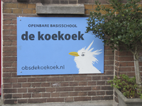 908180 Afbeelding van het naambord bij de ingang van de Openbare Basisschool De Koekoek (Koekoeksplein 1a) te Utrecht.